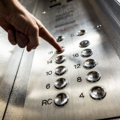 Sobre la UNE-EN 81-70 “Accesibilidad a los ascensores de personas, incluyendo personas con discapacidad”